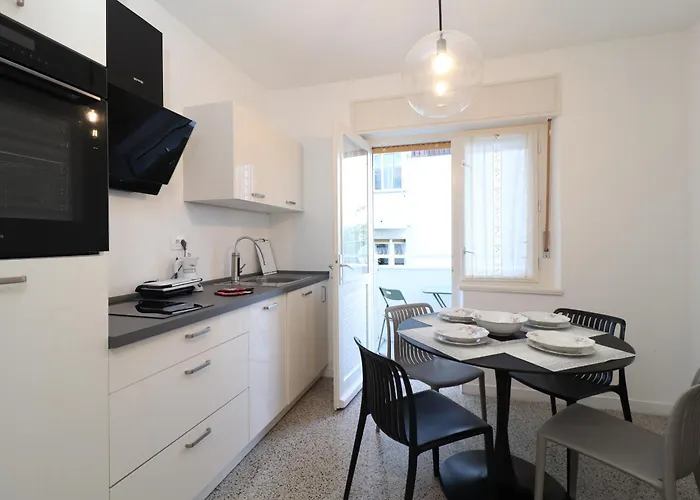 Happy, Perfect For Two, With Seaview Balconies And Free Parking Apartament *
