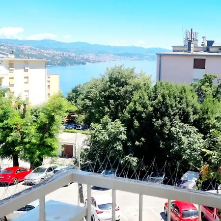 Happy, Perfect For Two, With Seaview Balconies And Free Parking