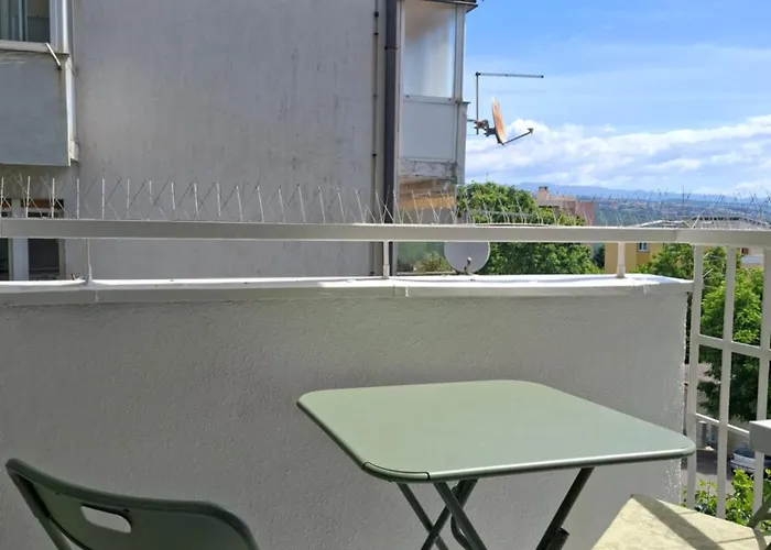 Happy, Perfect For Two, With Seaview Balconies And Free Parking *